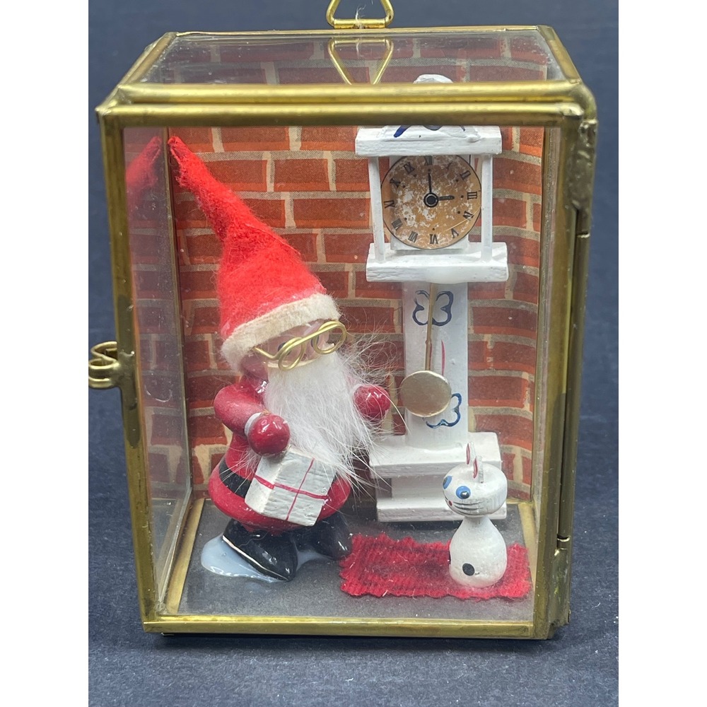 VTG Brass Glass Shadow Box Santa Diorama Taiwan Christmas Ornament Cat Clock 4"